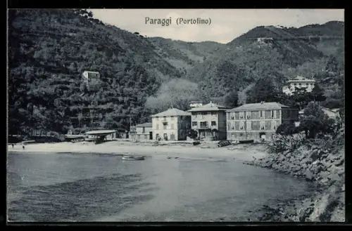 AK Paraggi /Portofino, Vista sulla spiaggia e gli edifici costieri circondati da colline verdi