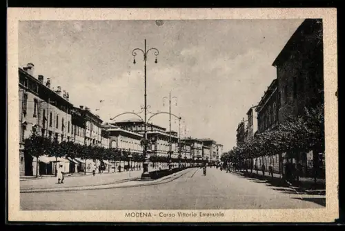 AK Modena, Corso Vittorio Emanuele con edifici storici e lampioni decorativi