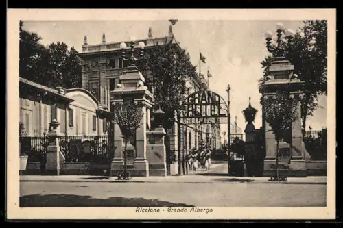 AK Riccione, Grande Albergo con ingresso monumentale e giardino rigoglioso