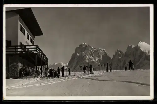 AK Ortisei /Gardena, Rifugio Icaro, Alpe di Siusi, sciatori davanti alle Dolomiti innevate