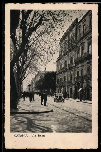 AK Catania, Via Etnea con passanti e alberi maestosi