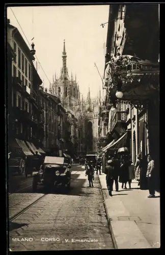 AK Milano, Corso V. Emanuele con vista sul Duomo e passanti