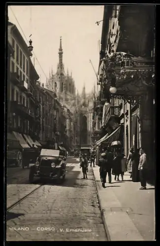 AK Milano, Corso V. Emanuele, vista sul Duomo con auto e pedoni