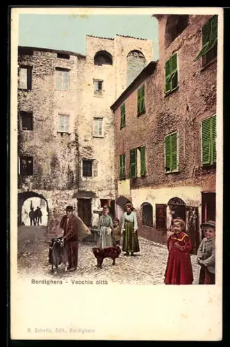 AK Bordighera, Vecchia città con abitanti in abiti tradizionali nella piazza