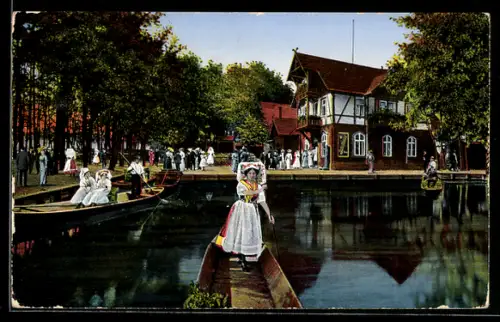 AK Lübbenau, Hotel Spreewaldhof vom Wasser aus gesehen, Frauen in Spreewälder Tracht