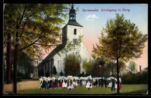 AK Burg / Spreewald, Spreewälder beim Kirchgang