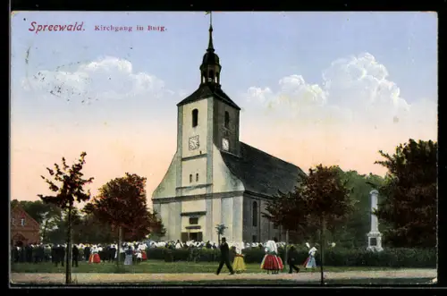AK Burg /Spreewald, Kirchgang, Kirche, Anwohner in Tracht