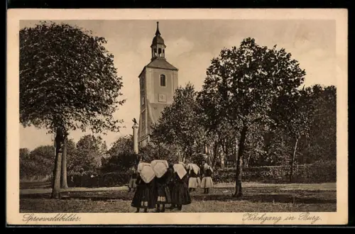 AK Burg, Kirchgang der Gemeinde, Frauen in Spreewälder Trachten