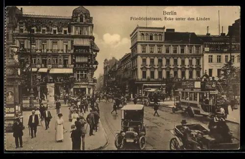AK Berlin, Kraftfahrzeug und Menschenmenge an Friedrichstrasse Ecke unter den Linden