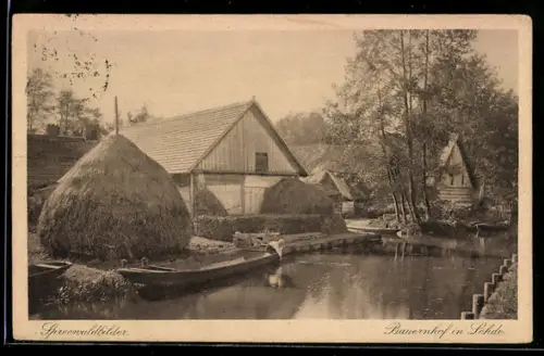 AK Lehde / Spreewald, Bauernhaus mit Reetdach Scheune, Kind auf einem kleinen Lastkahn