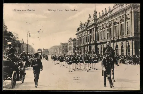 AK Berlin, Mittags Unter den Linden mit Soldaten