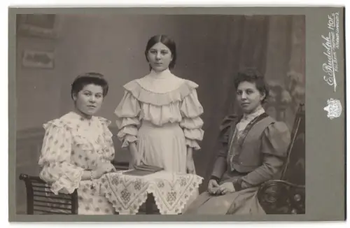 Fotografie E. Rudolph, Hof i. B., Altstadt-Lorenzstrasse 3, Portrait der drei Damen Rosa, Else und Martha