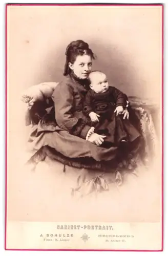 Fotografie J. Schulze, Heidelberg, Anlage 25, Portrait der frau Mühlmann mit ihrem Sohn