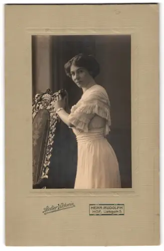 Fotografie Herm. Rudolph, Hof, Liebigstrasse 5, Portrait der Frau Aline Schultheiss, 1912