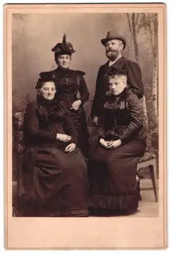 Fotografie F. Fligge, Bad Brückenau, Portrait Theodore Baum gen. Knodt, Carl Freytag, Hermine Knodt, Charlotte Freytag