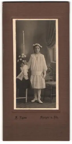 Fotografie H. Egem, Speyer a. Rh., Mädchen im weissen Kleid mit Kerze