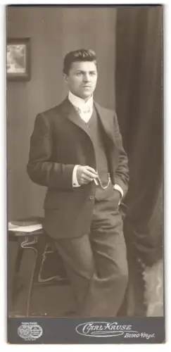 Fotografie Carl Kruse, Burg b. Magdeburg, Schartauer Str. 4, Portrait des Herrn Alfred im Anzug mit Zigarette