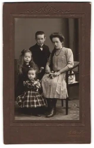 Fotografie A. Sander, Leipzig-Gohlis, Geschwisterporträt, Elisabeth, Otto, Getrud und Hannchen, 10.3.1912