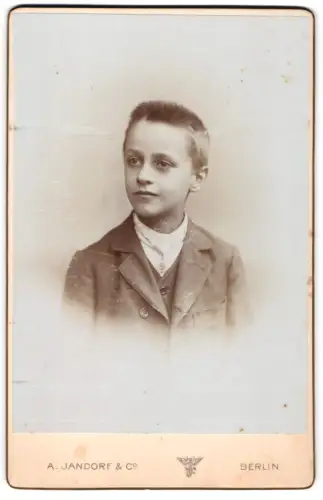 Fotografie A. Jandorf & Co., Berlin, Spittelmarkt 16/17, Porträt eines Jungen