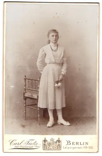 Fotografie Carl Tietz, Berlin, Leipzigerstr. 119-120, Mädchen mit Blumen in der Hand
