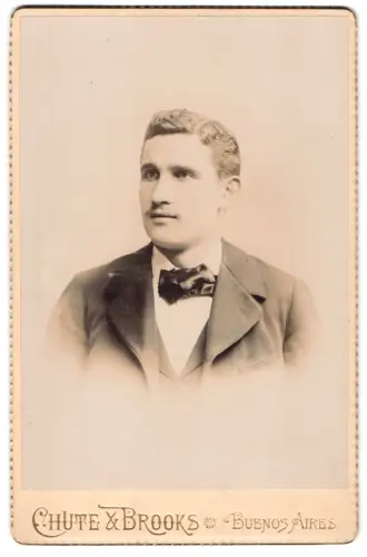 Fotografie Chute & Brooks, Buenos Aires, Calle Florida 126, Porträt eines eleganten Herrn, 1.7.1894