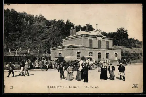 AK Lillebonne, La Gare, Anwohner vor dem Bahnhof