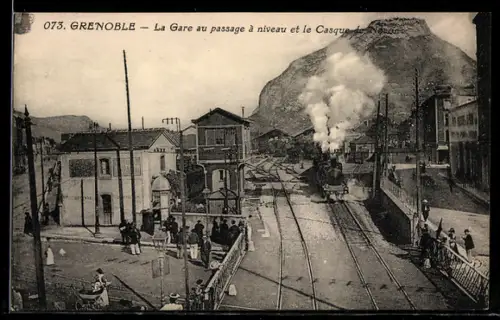 AK Grenoble, La Gare au passage à niveau et le Casque Néron