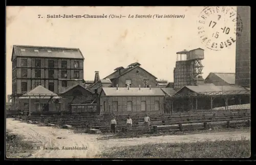 AK Saint-Just-en-Chaussee, La Sucrerie, Teilansicht auf Zuckerfabrik mit Mitarbeitern