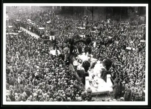 6 Fotografien unbekannter Fotograf, Ansicht Köln, Karnevalsumzug mit kostümierten Teilnehmern und Festwagen