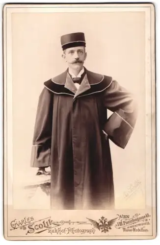 Fotografie Charles Scolik, Wien, Piaristengasse 48, Richter in Robe, Trockenstempel 1898