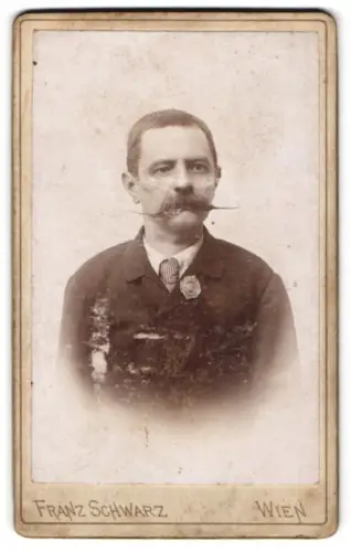 Fotografie Franz Schwarz, Wien, Ottakringerstrasse 149, Porträt eines Mannes mit Fahrrad Orden