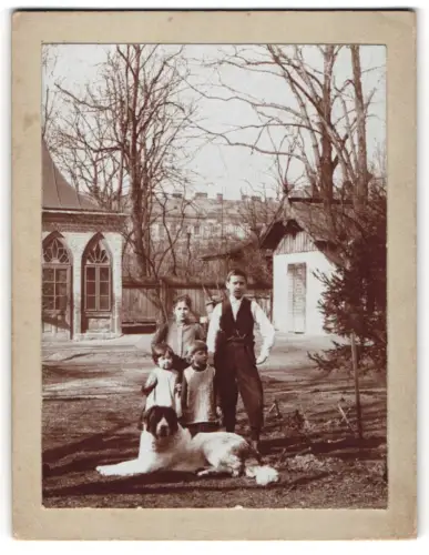 Fotografie unbekannter Fotograf und Ort, Kinder mit Bernhardiner im Garten, Hund