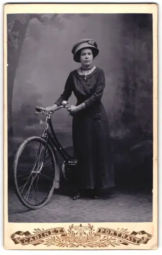 Fotografie Karl Wolfrum & Sohn, Asch, Junge Frau mit Fahrrad mit Nummernschild 411