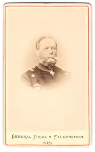 Fotografie unbekannter Fotograf und Ort, Porträt General Vogel v. Falkenstein in Uniform