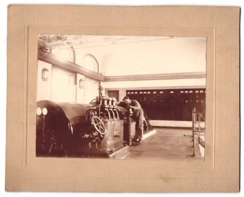 Fotografie unbekannter Fotograf und Ort, Mechaniker im Turbinensaal an der Turbine