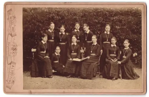 Fotografie J. Niggl, Altötting, Gruppenporträt junger Frauen mit Augustine bei den engl. Fräulein
