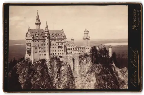 Fotografie Anton Lentsch, München, Zweigstrasse 10, Ansicht Schwangau /Bayern, Schloss Neuschwanstein auf Felsen