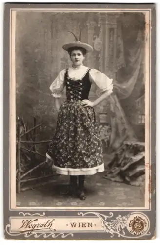 Fotografie Otto Wegrath, Wien, Währingerstrasse 107, Porträt einer Frau in österreichischer Tracht