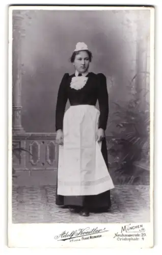 Fotografie Adolf Koestler, München, Neuhauserstrasse 29, Porträt eines Dienstmädchens vor schöner Studiokulisse