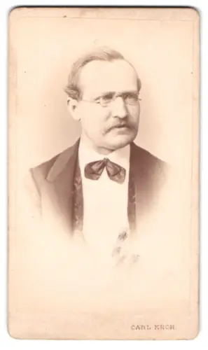 Fotografie Carl Kroh, Josef-Stadt, Piaristengasse 20, Portrait Regierungsrat Proche