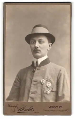 Fotografie Heinrich Albrecht, Wien, Simmeringer Hauptstr. 68, Porträt eines Schützen mit Orden