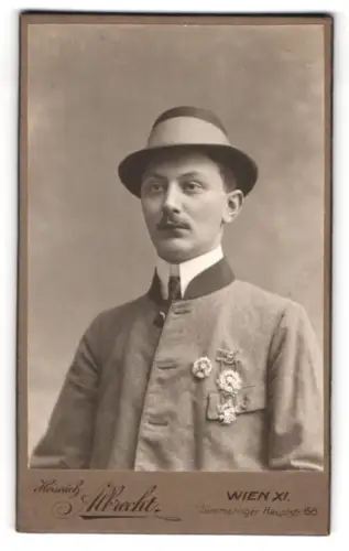 Fotografie Heinrich Albrecht, Wien, Simmeringer Hauptstr. 68, Porträt eines Schützen mit Orden und Hut