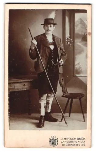 Fotografie J. Hirschbeck, Landsberg am Lech, Brudergasse 216, Mann in deutscher Tracht mit Zigarre