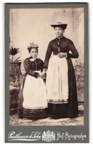 Fotografie F. X. Peutthausen & Sohn, Bad Tölz, Frau mit Kind in deutscher Tracht