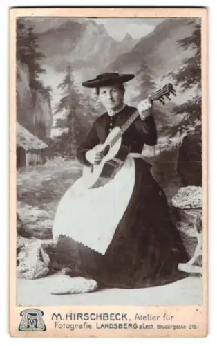 Fotografie M. Hirschbeck, Landsberg am Lech, Brüdergasse 216, Dame in deutscher Tracht mit Gitarre