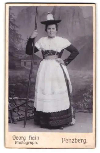 Fotografie Georg Hain, Penzberg, Frau in deutscher Tracht mit Bergkulisse