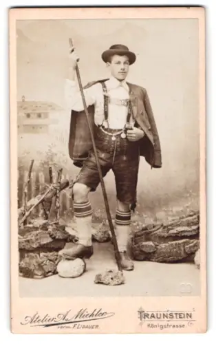 Fotografie Anton A. Miehler, Traunstein, Königstrasse, Porträt eines Mannes in deutscher Tracht mit Wanderstock