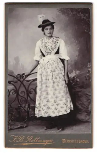 Fotografie J. B. Rottmayer, Berchtesgaden, Porträt einer Frau in deutscher Tracht