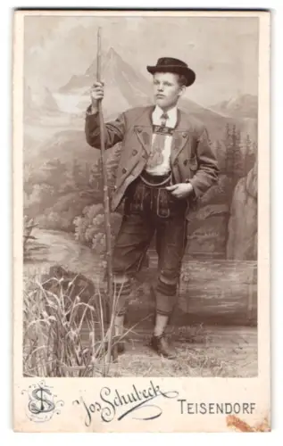 Fotografie Jos. Schubeck, Teisendorf, Junge in deutscher Tracht mit Wanderstock