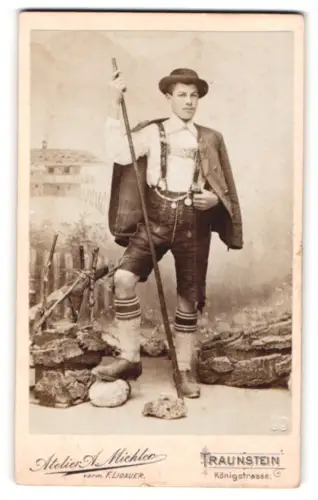 Fotografie Anton Miehler, Traunstein, Königstrasse, Portrait eines Mannes in deutscher Tracht